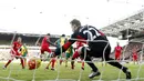 Pemain Norwich, Dieumerci Mbokani, mencetak gol ke gawang Liverpool. Laga berlangsung ketat dan terjadi balas membalas gol. (Reuters/John Sibley)