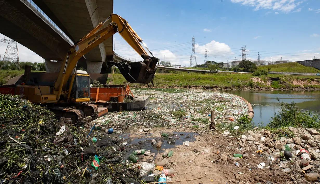 Ekskavator mengangkut sampah dari tepian Sungai Pinheiros di Sao Paulo, 22 Oktober 2020. Akibat pembuangan limbah domestik dan padat selama bertahun-tahun, pemerintah Sao Paulo kembali mencoba membersihkan Sungai Pinheiros yang dianggap sebagai salah satu paling tercemar di Brasil. (AP/Andre Penner)