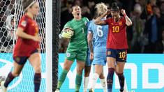 Timnas Spanyol sukses menjuarai Piala Dunia Wanita 2023 setelah menang tipis 1-0 atas Inggris pada laga final di Australia Stadium, Sydney, Minggu (20/8/2023) malam waktu setempat. Selain pencetak gol tunggal kemenangan, Olga Carmona, pemain lain yang mencuri perhatian usai laga final tersebut adalah Jennifer Hermoso. Selain gagal mengeksekusi penalti ke gawang Inggris, pemain bernomor punggung 10 tersebut juga kedapatan mendapatkan ciuman bibir dari Presiden Federasi Sepak Bola Spanyol, Luis Rubiales saat prosesi pengalungan medali. (AP Photo/Abbie Parr)