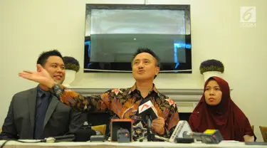 Merdian Agustin, Istri Almarhum Eka Suganda, Korban Kecelakaan Lion Air JT 610 (Kanan) didampingi Hary Ponto (Tengah) dan Denny Kailimang (kiri) saat konferensi pers terkait penyelesaian klaim asuransi bagi korban kecelakaan Lion Air JT 610, Jakarta, Senin (8/4). (Liputan6.com/Angga Yuniar)