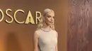 Anya Taylor-Joy kenakan sheer nude dress dari Margiela dengan aksen flowy pada rok dan neckline mutiara [@theacademy]