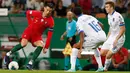 Megabintang timnas Portugal, Cristiano Ronaldo menggiring bola melewati pemain timnas Luksemburg Leandro Barreiro Martins dan Florian Bohnert dalam lanjutan Kualifikasi Piala Eropa 2020 di Estadio Jose Alvalade, Jumat (11/10/2019). Portugal meraih kemenangan 3-0 atas Luksemburg. (AP/Armando Franca)