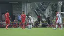 Pemain Timnas Jepang U-19, Itu Hiroki (tengah) tertunduk usai uji tanding melawan Persika di Lapangan B Kompleks GBK, Jakarta, Selasa (27/3). Persika kalah 2-3 dari Jepang U-19. (Liputan6.com/Helmi Fithriansyah)