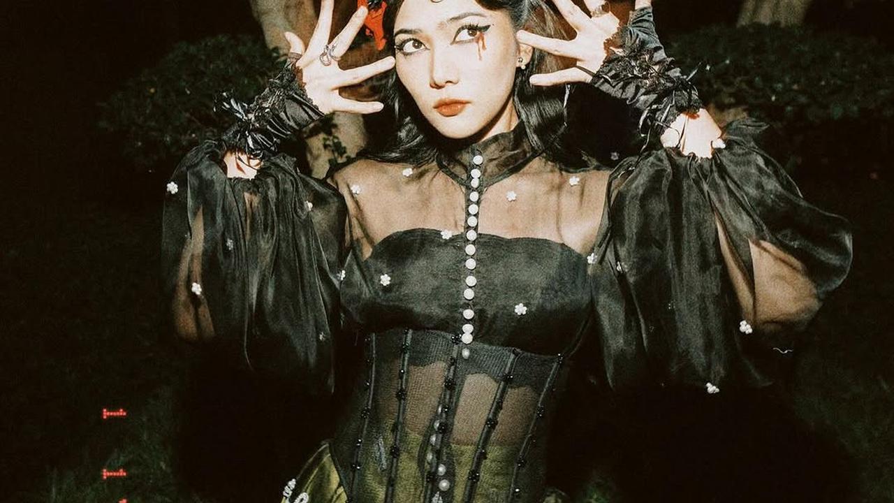 Potret Isyana Sarasvati dengan Makeup Bold yang Unik (credit: instagram/isyanasarasvati)