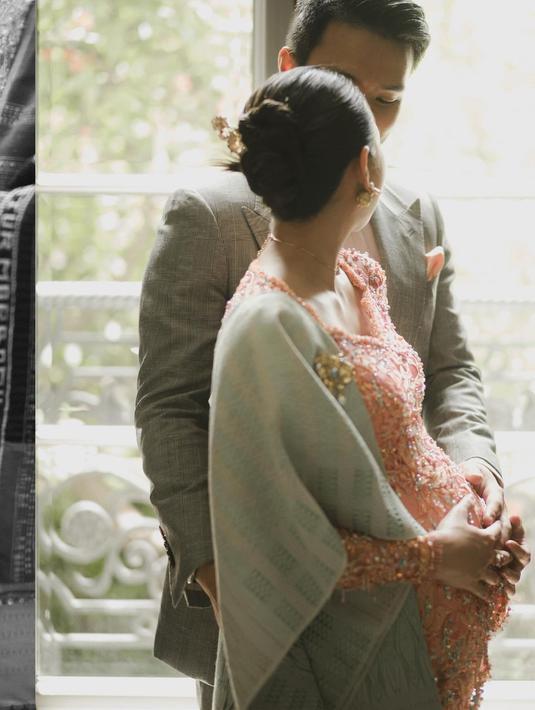 Rambut Jessica Mila ditata simpel oleh hair stylist Picaleva. Hiasan diatas rambutnya juga menambah tatanan rambut Mila jadi makin menarik. Rambut Mila diikat keseluruhan tanpa ada juntaian rambut di samping kiri dan kanannya. Tatanan tersebut tentunya membuat pesona Mila semakin terlihat jelas. (Liputan6.com/IG/@jscmila)