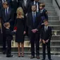 Mantan Presiden Amerika Serikat Donald Trump (kiri) bersama istri Melania (kedua kiri), Barron, Donald Jr. dan Ivanka berdiri di luar  Gereja St. Vincent Ferrer saat pemakaman Ivana Trump di New York City, Amerika Serikat, Rabu (20/7/2022). Momen pemakaman Ivana Trump ini menyatukan keluarga untuk pertemuan publik yang langka. (AP Photo/Julia Nikhinson)