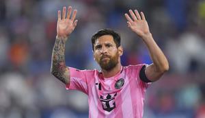 Penyerang Inter Miami, Lionel Messi, melambaikan tangan kepada penonton saat ia meninggalkan lapangan dalam pertandingan MLS melawan New England Revolution, Rabu, 9 Juli 2025, di Foxborough, Massachusetts. (AP Photo/Steven Senne)