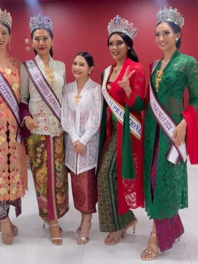 Prilly Latuconsina bersama Puteri Indonesia (Instagram/prillylatuconsina96)