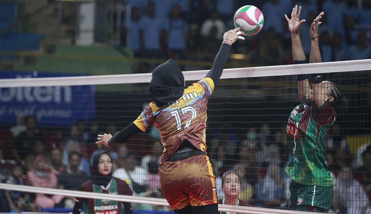 Pemain Tim Voli Putri TNI AU, Difa Ameyda (kiri) berusaha menyeberangkan bola yang berusaha diblok pemain Petrokimia Gresik Pupuk Indonesia, Mediol Stiovanny Yoku pada laga grand final Livoli Divisi Utama 2023 di di GOR Joyoboyo, Kediri, Sabtu (9/12/2023) malam WIB. Petrokimia Gresik Pupuk Indonesia menang 3-0 (25-21, 25-23, 25-16). (PBVSI)