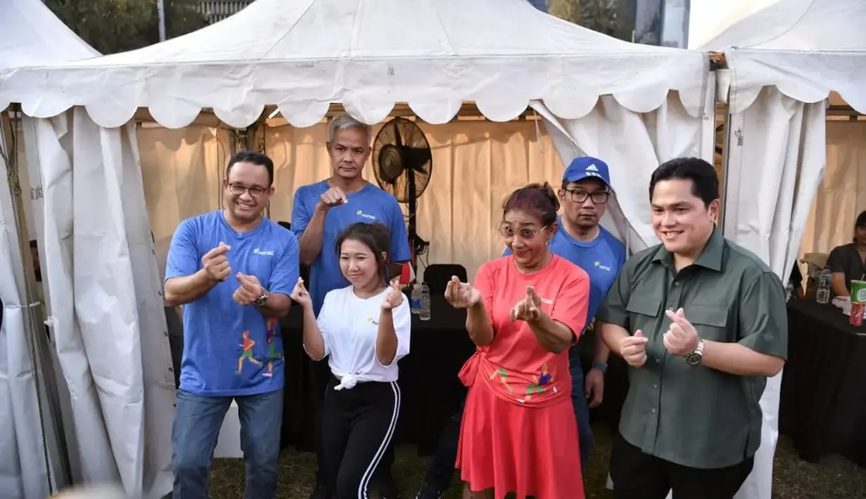 Anies Baswedan tak memberi tahu siapa yang menang lomba. Terlepas dari hasil akhirnya, pose sarangheyo dengan menjentikkan jempol dan telunjuk pertanda cinta ini menunjukkan sportivitas tingkat tinggi. Anies Baswedan, Kiky Saputri, Susi Pudjiastuti, dan Erick Thohir memberi salam cinta. Ganjar Pranowo dan Ridwan Kamil di belakang memberi dukungan. Semoga cinta ini mengembang hingga 2024, ya. (Foto: Dok. Instagram @aniesbaswedan)