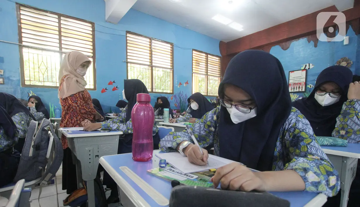Sejumlah siswa mengikuti proses pembelajaran di SMP Negeri 1 Kota Tangerang, Kamis (12/5/2022). Sekolah di Kota Tangerang mulai menggelar pembelajaran tatap muka (PTM) setelah libur lebaran 2022. (Liputan6.com/Angga Yuniar)