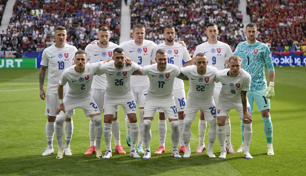 Para pemain starting XI Timnas Slovakia berfoto bersama jelang dimulainya laga Grup E Euro 2024 menghadapi Timnas Belgia di Waldstadion, Frankfurt, Jerman, Senin (17/6/2024). (AP Photo/Darko Vojinovic)