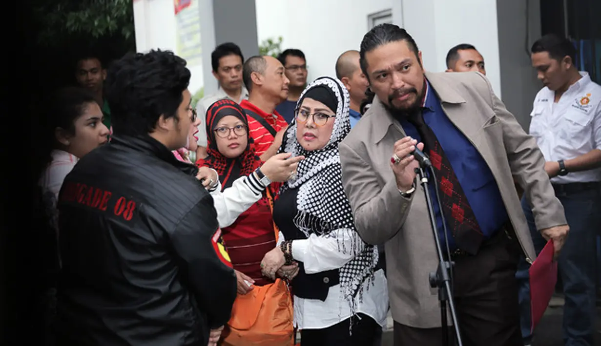 Penyanyi senior berusia 66 tahun itu diperiksa selama tiga jam. 18 pertanyaan diberikan penyidik terkait narkoba yang menjerat putrinya. (Deki Prayoga/Bintang.com)