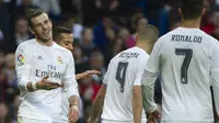  Gareth Bale (kiri) merayakan kemenangan bersama Roanldo dan Karim Benzema setelah melibas  Rayo Vallecano  10-2 di Stadion Santiago Bernabeu, Madrid,(20/12/2015). (AFP Photo/Curto De La Torre)