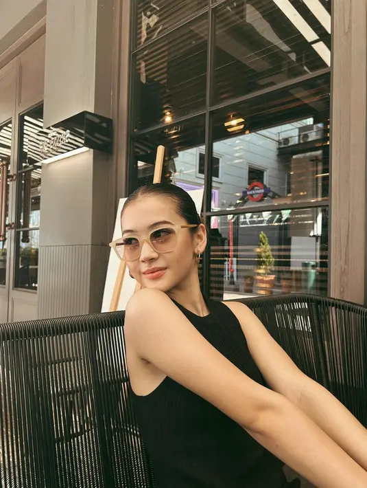 Lihat gaya chic lainnya dari Sandrinna menikmati waktunya di luar. Ia terlihat menawan dengan gaya rambut ditata sleek dan makeup glowing yang minimalis bernuansa oranye yang membaur sempurna di kulit putih bersihnya. [Foto: Instagram/sandrinna_11]