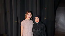 Dari sahabat jadi adik ipar, kebersamaan Aaliyah Massaid dan Aurel Hermansyah ini penuh kehangatan. Setelah video perutnya kepergok dielus oleh salah satu kerabat, netizen salah fokus dengan foto tersebut karena perut Aaliyah terlihat lebih berisi. Meski ramai diberitakan tengah hamil anak pertama, namun Aaliyah Massaid belum buka suara untuk menanggapinya. (Liputan6.com/IG/@aaliyah.massaid)
