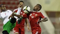 Penyerang Indonesia, Boaz Solossa (putih) berebut bola dengan pemain Oman, Hassan Rabia dalam pertandingan kualifikasi Piala Asia 2011 di Muscat pada 19 Januari 2009. AFP PHOTO/MOHAMMED MAHJOUB