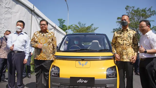 Menteri Koordinator Bidang Perekonomian Airlangga Hartarto pada acara Peluncuran Produksi Perdana Wuling Air EV di PT SAIC General Motors Wuling (SGMW) Motor Indonesia Cikarang, Jawa Barat, Senin (8/8/2022). (Dok Kemenko Perekonomian)