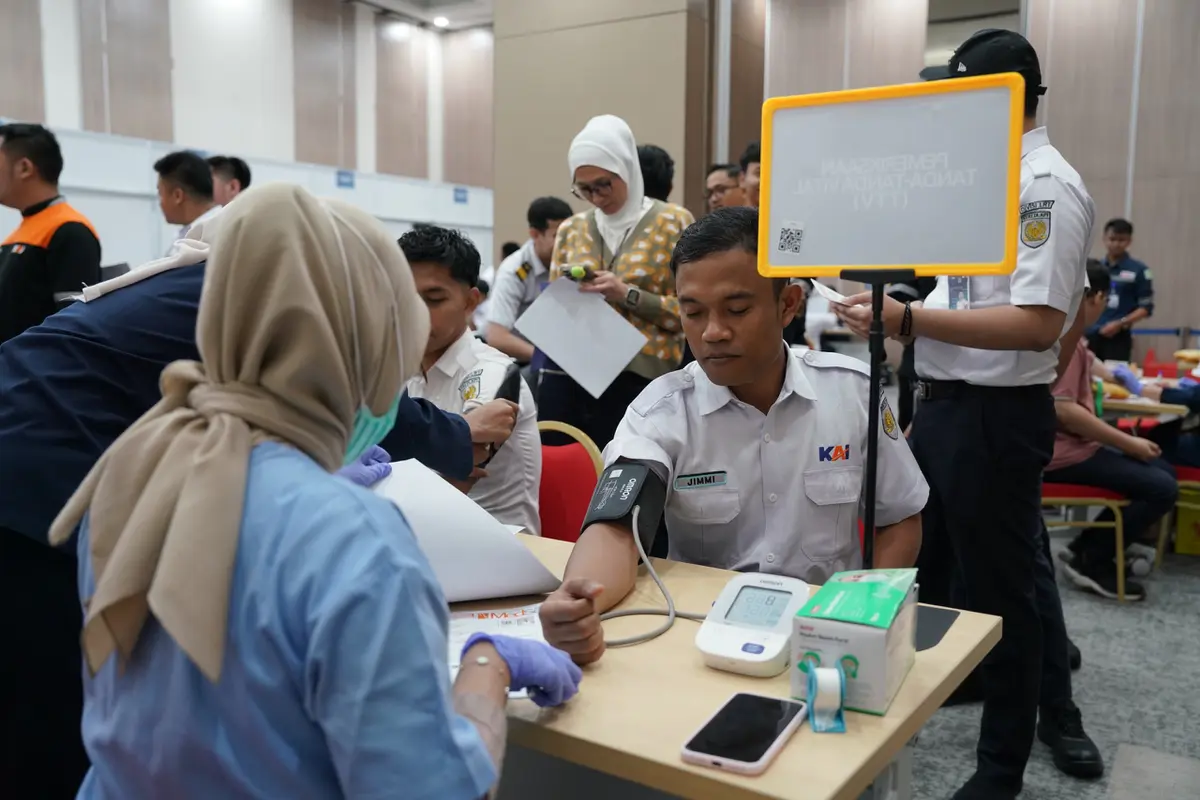 Seluruh pekerja Divisi LRT Jabodebek diwajibkan menjalani pemeriksaan kesehatan menyeluruh (medical check-up/MCU).