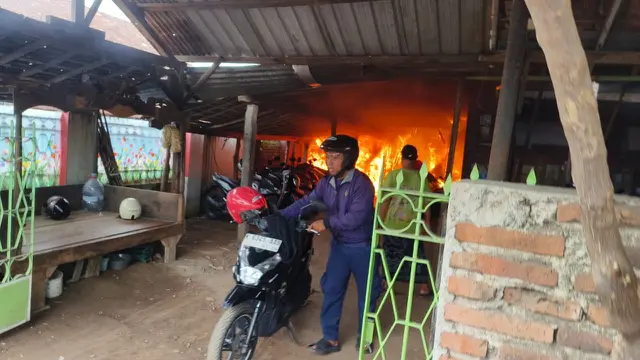 Warga berupaya menyelamatkan motor dari lokasi kejadian di tengah kobaran api. (Liputan6.com/Arief Pramono)