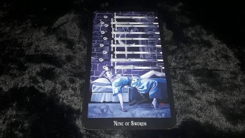 Cek prediksi Tarot Minggu Ini, Nine of Swords. (Foto: Elisabet Kusumodewi)