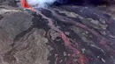 Lava pijar yang keluar dari kawah Gunung Piton de la Fournaise, La Reunion, Prancis, Rabi (1/2). Gunung tersebut kembali meletus pada Selasa (31/1) malam waktu setempat dan terus menyemburkan lava pijar. (AFP Photo/Richard Bouhet)