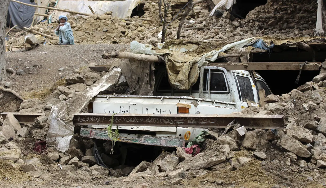 Seorang penduduk desa duduk dekat rumahnya yang rusak akibat gempa bumi di Distrik Spera, bagian barat daya Provinsi Khost, Afghanistan, 22 Juni 2022. Pemerintah Afghanistan meminta bantuan internasional usai terjadi gempa dengan kekuatan magnitudo 6,1. (AP Photo)