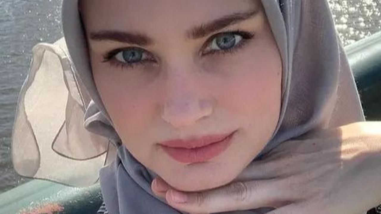 Penampilan Valentine Payen saat berhijab tak hanya memikat Ario Bayu, tapi juga mendapat pujian cantik dari warganet.