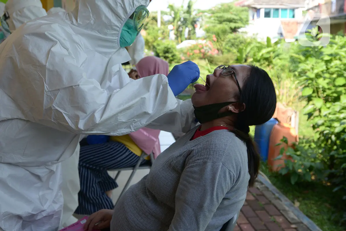 Ibu Hamil Ikuti Swab Test
