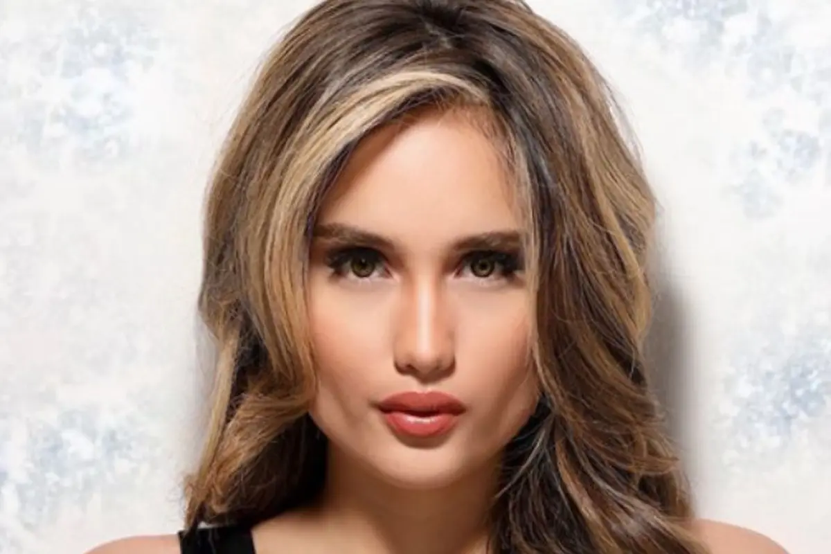 Manis Bikin Diabetes, Tampilan Cinta Laura dengan Lipstik Coklat Andalannya