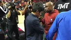 Floyd Mayweather Jr menghampiri Manny Pacquiao saat menyaksikan pertandingan NBA antara Miami Heat dan Milwaukee Bucks, AS, Rabu (28/1/2015). (Dailymail)