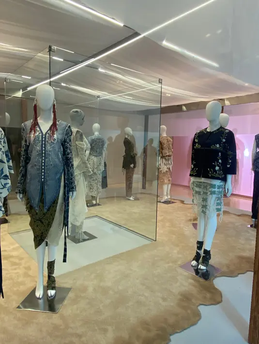 Ia kemudian lanjut memaksimalkan konsep up-cycled  dan recycle material yang sudah pernah digunakan sebelumnya. Tak lupa, memunculkan kolaborasi karya batik dari pengrajin asal Tuban dan Cirebon dalam TOTON 2025 Collection.  [ Foto: Fimela.com ]