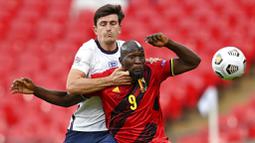 Striker Belgia, Romelu Lukaku, berebut bola dengan bek Inggris, Harry Maguire, pada laga UEFA Nations League di Stadion Wembley, Minggu (11/10/2020). Inggris menang dengan skor 2-1. (Michael Regan/Pool via AP)