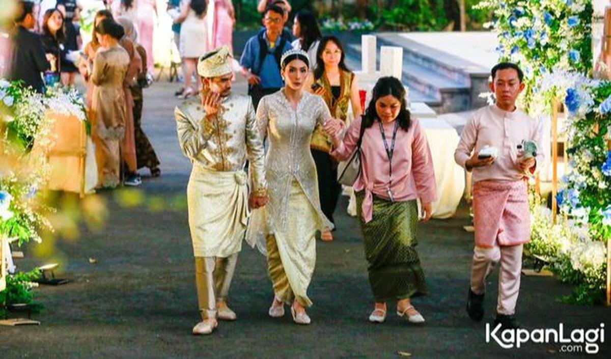 Dalam pernikahannya ini, Tengku Tezi memberikan mas kawin seperangkat alat salat dan logam mulia seberat 50 Gram kepada Tyas