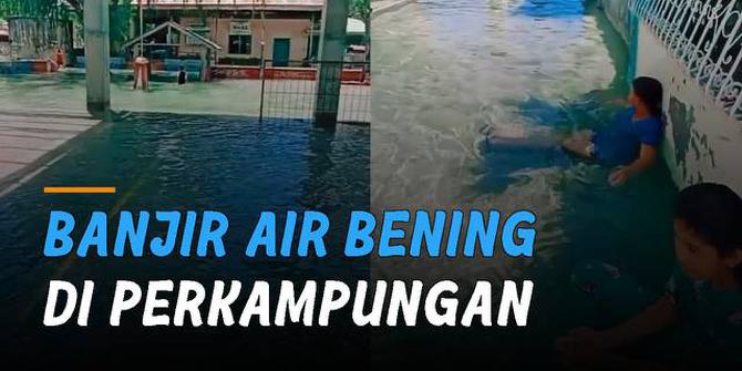 VIDEO: Jarang Terjadi, Banjir Air Bening di Perkampungan Bikin Betah Berendam