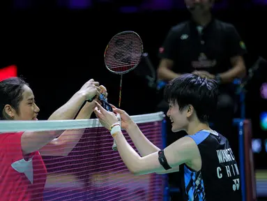 Pebulu tangkis tunggal putri Korea Selatan, An Se Yong (kiri) bertukar bandana atau headband dengan wakil China, Wang Zhi Yi pada babak semifinal Indonesia Open 2024 di Istora Senayan, Jakarta, Sabtu (08/06/2024). (Bola.com/Bagaskara Lazuardi)