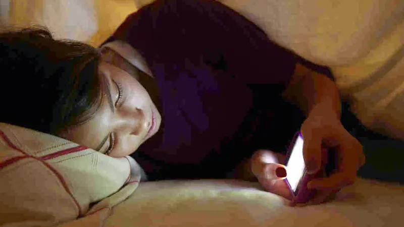 3 Alasan Kenapa Harus Menjauhi Ponsel Saat Tidur