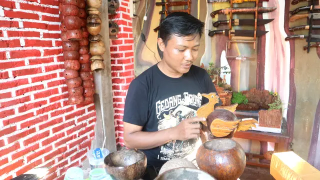Berbekal Batok Kelapa, Pria Lumajang Ini Bangkit dari Pandemi