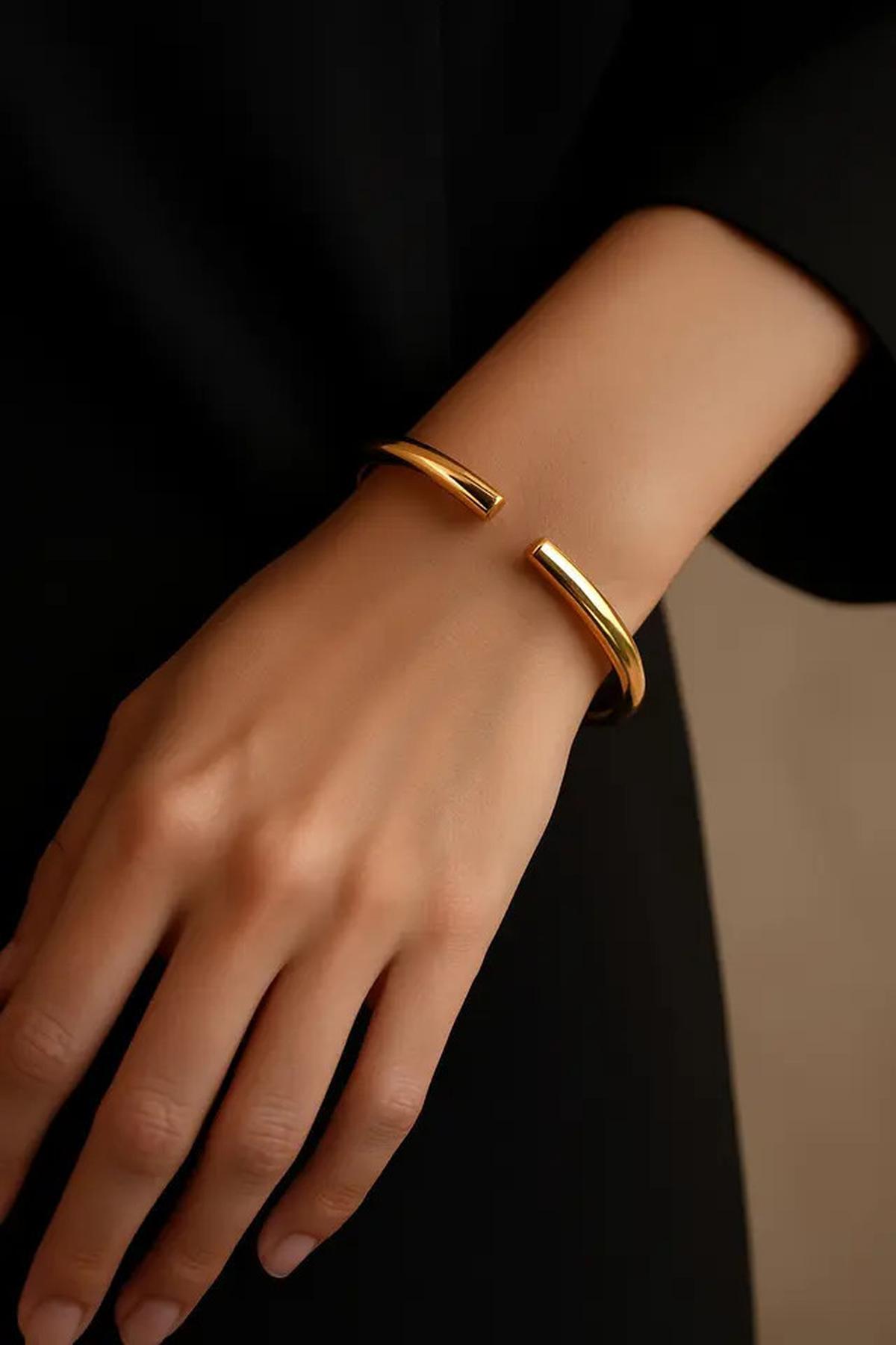 7 Inspirasi Model Gelang Oval Emas 2025 Biar Tangan Tampak Lebih Panjang