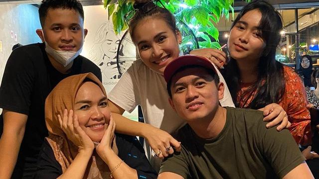 6 Potret Kedekatan Ibu Ayu Ting Ting Dan Adit Jayusman Calon Menantu Kesayangan Hot Liputan6 Com