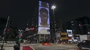 Model mengenakan kreasi dari koleksi Alexandre Herchcovitch yang diproyeksikan pada sebuah gedung selama Sao Paulo Fashion Week, Rabu (4/11/2020). Perancang busana meninggalkan catwalk dan mengandalkan teknologi digital untuk memamerkan karya koleksi spring/summer mereka. (AP Photo/Marcelo Chello)