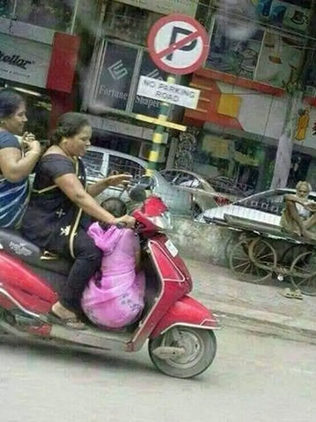 6 Aksi Orang India Boncengan Naik Motor, Tak Beda Jauh dari Indonesia
