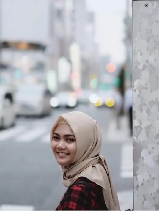 "Kalau diomongin nanti jadi ribet, ribet, ribet, hehehe. Pokoknya saya jatuh cinta, doakan saja ya," ucap Rina singkat. (Instagram/rinanose16)