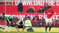 Ekspresi pemain Liverpool, Jarell Quansah dan Luis Diaz serta bek Manchester United, Harry Maguire (dari kiri ke kanan) usai pertandingan sepak bola Liga Premier Inggris di Stadion Old Trafford, Manchester, Inggris, Minggu, 7 April 2024. (AP Photo/Dave Thompson)
