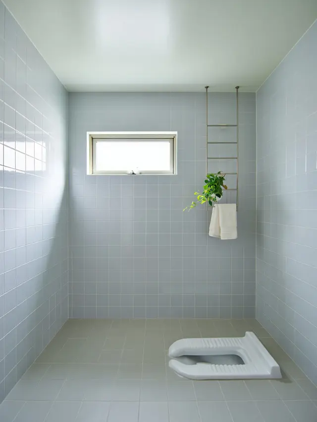 Kamar mandi modern kloset jongkok (Foto: Reve Art AI)