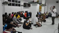 Sekitar 100 orang dari remaja Katolik, santri, Komunitas Gusdurian, dan GP Ansor Purwokerto mengikuti workshop bertema anti-penyebaran hoax atau berita bohong. (Liputan6.com/Muhamad Ridlo)