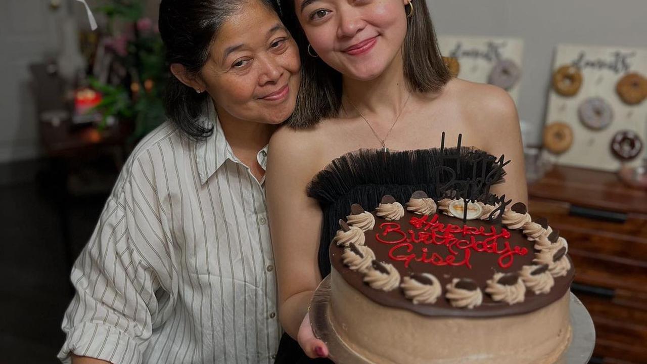 7 Potret Perayaan Ultah Gisela Cindy ke-30 di Kanada, sang Ibu Turut Hadir - Ada Tumpeng Nasi Kuning