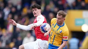 Pemain Arsenal, Christian Norgaard (kiri), berebut bola dengan pemain Mansfield Town, Louis Reed, dalam pertandingan FA Cup di One Call Stadium, Inggris, Sabtu (7/3/2026) malan WIB. (AP Photo/Dave Thompson)