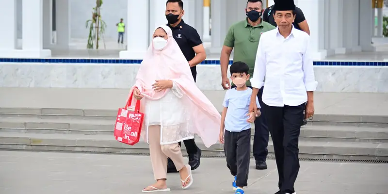 Jokowi Sholat Dhuha di Masjid Sheikh Zayed