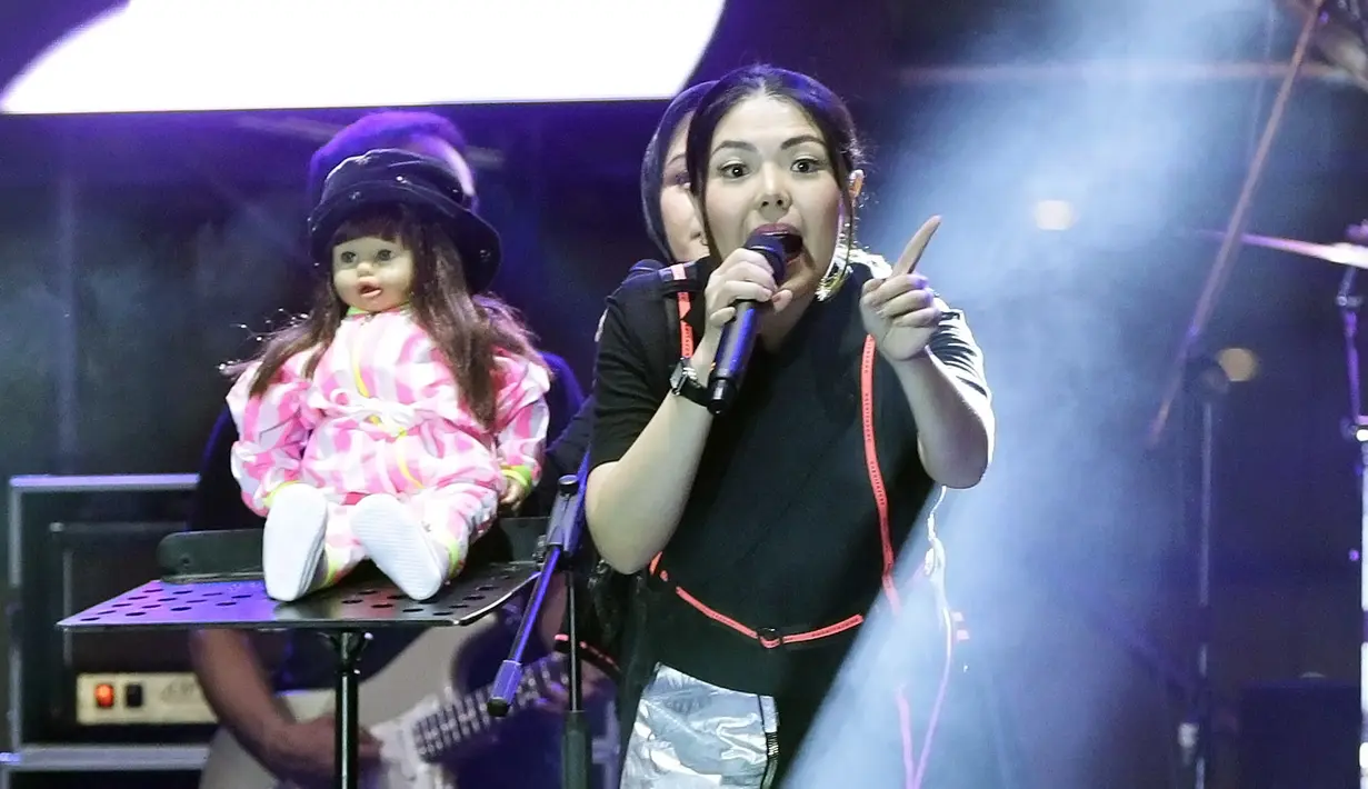 The 90’s Festival -Enno Lerian, Trio Kwek-Kwek, Tasya Kamila (Bambang E Ros/Fimela.com)